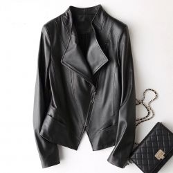 Елегантно дамско късо кожено яке с ципове естествена кожа