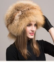 Зимна дамска шапка цялата от естествен дълъг косъм лисица