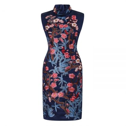 Елегантна рокля с висока яка тъмно синя с бродерии