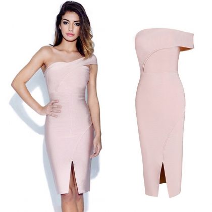 Ластична бандажна рокля Herve Leger в светло розово с едно паднало рамо
