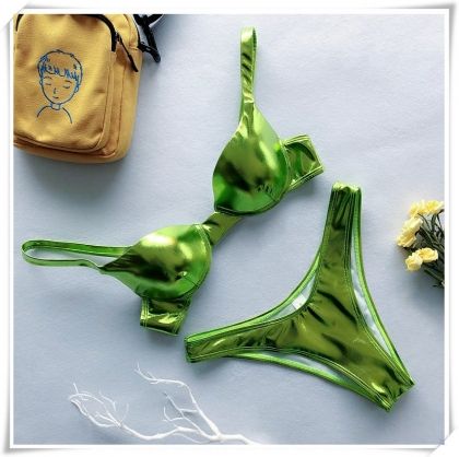 Изчистен блестящ бански в няколко цвята