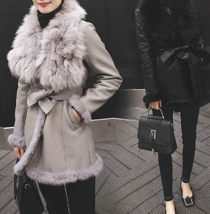 Дълго дамско кожено палто с яка естествен косъм