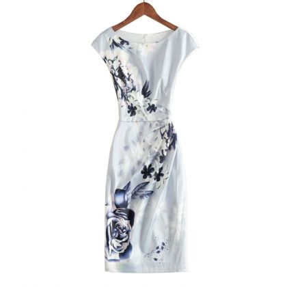 Елегантна вталена рокля в синьо