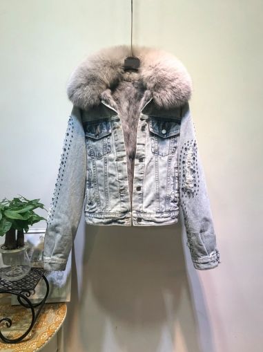 Дамско късо дънково яке с капси със заешка кожа отвътре и яка естествен косъм  лисица