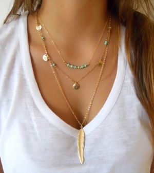 Троен синджир колие с камъни, пендари и висулка перо