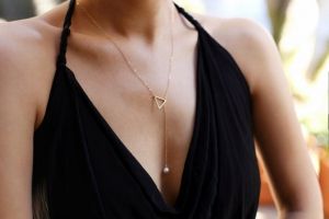 Тънък висящ синджир триъгълник с перлено топче