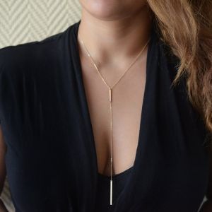 Висящо колие с нежен тънък синджир с връх метална плочка