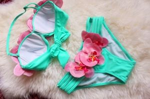 Моден бански с твърда чашка с големи цветя орхидеи