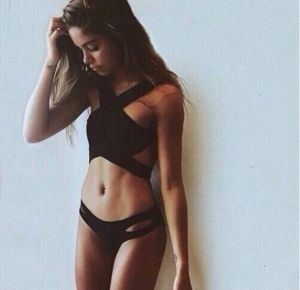 Моден черен бански от две части с тънки подплънки