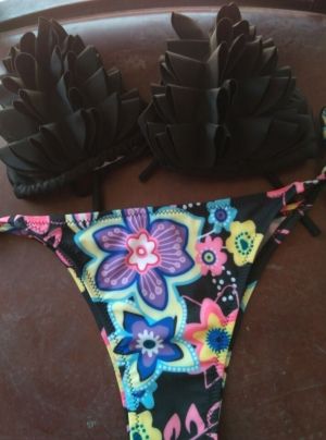 Моден бански от две части горнище с харбали и изрязано долнище