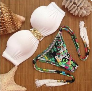 Моден бански от две части с горнище с твърда чашка и долнище с връзки с пискюли