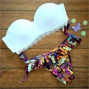 Моден бански от две части с горнище с твърда чашка и долнище с връзки с пискюли