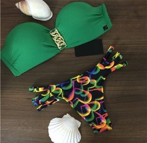 Моден бански от две части с горнище с твърда чашка и долнище с връзки с пискюли