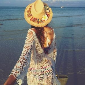 Къса секси бяла плажна рокля от фино плетиво с гол гръб