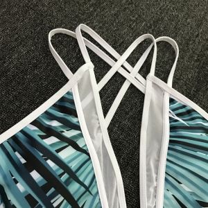 Моден цял бански с дълбоко деколте