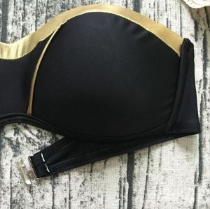 Моден бански без презрамки с твърда чашка и златни ленти