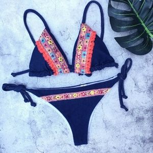 Моден бански с триъгълна чашка с бродерии и маниста