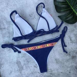 Моден бански с триъгълна чашка с бродерии и маниста