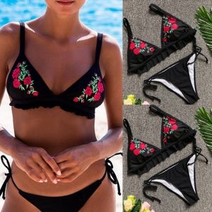 Черен бански с триъгълна чашка с харбали и бродерии рози