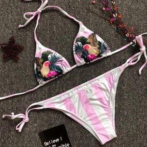 Цветен моден бански с триъгълна чашка ПАПАГАЛИ