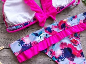 Цветен моден бански с триъгълна чашка и презрамки с харбали 