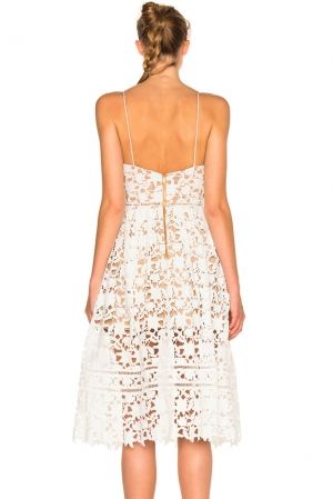 Елегантна среднодълга рокля с дантела