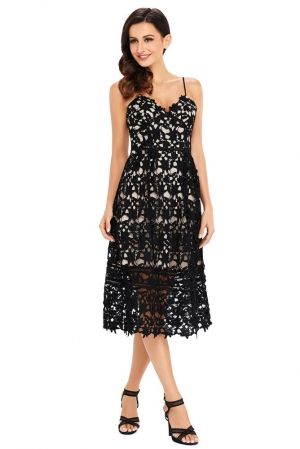 Елегантна среднодълга рокля с дантела