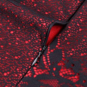 Елегантна рокля с черна дантела