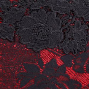 Елегантна рокля с черна дантела