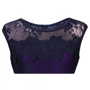 Елегантна рокля с черна дантела