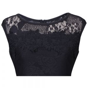 Елегантна рокля с черна дантела