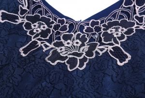 Еластична рокля с бродерия