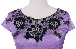 Еластична рокля с бродерия