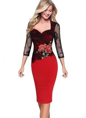 Еластична рокля с дантелен ръкав и цвете