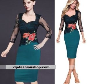 Еластична рокля с дантелен ръкав и цвете