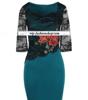 Еластична рокля с дантелен ръкав и цвете