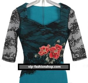 Еластична рокля с дантелен ръкав и цвете