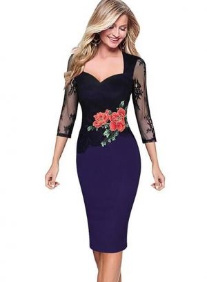 Еластична рокля с дантелен ръкав и цвете