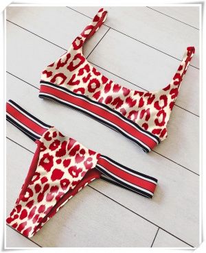 Моден червен бански с принт