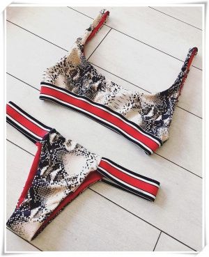 Моден червен бански с принт