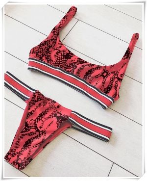 Моден червен бански с принт