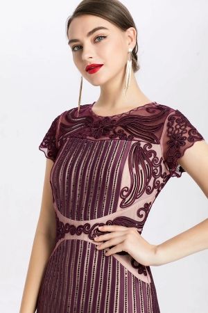 Елегантна рокля с бродерия и пайети