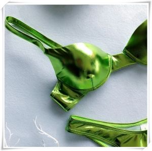 Изчистен блестящ бански в няколко цвята