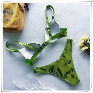 Изчистен блестящ бански в няколко цвята