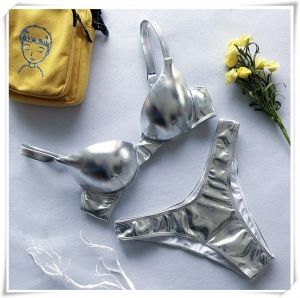 Изчистен блестящ бански в няколко цвята