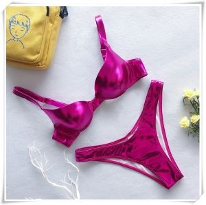 Изчистен блестящ бански в няколко цвята