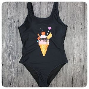 Цял бански, със сладолед