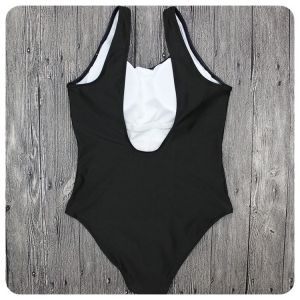 Цял бански, със сладолед