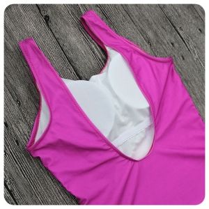 Цял бански, със сладолед