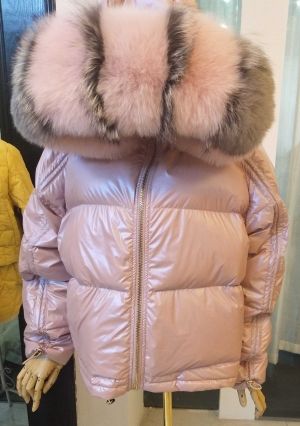 Късо зимно лъскаво дамско яке с гъши пух и яка естествена лисица
